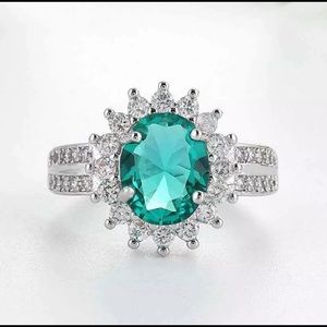925 Silver Ring w/oval cut Emerald